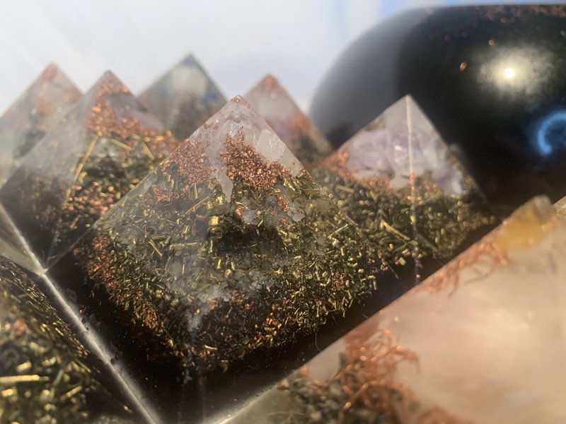 13 piece Orgone set 1 extra large Orgone bunk-r buster and 12 quartz crystal Orgone Energy Pyramids