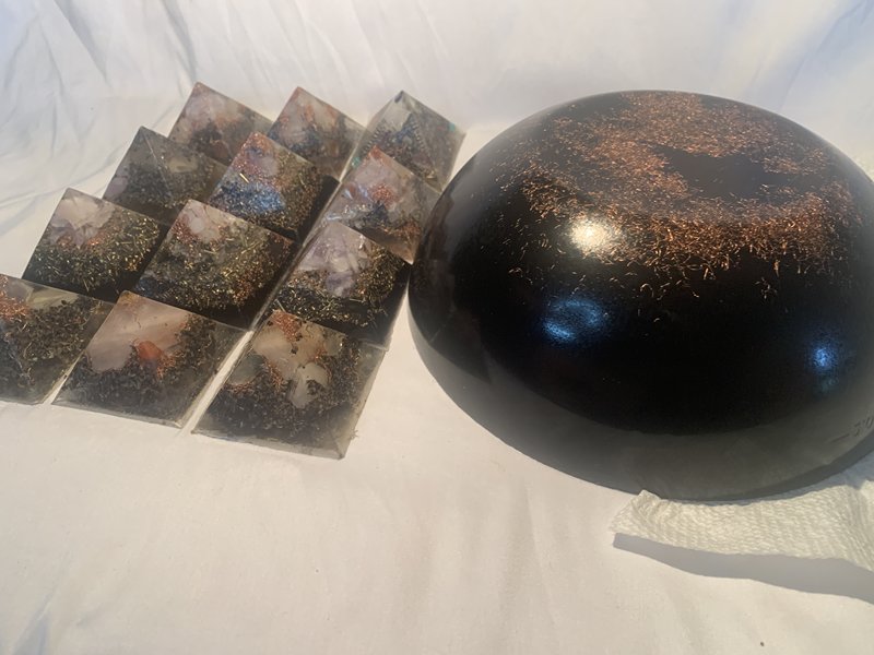 13 piece Orgone set 1 extra large Orgone bunk-r buster and 12 quartz crystal Orgone Energy Pyramids