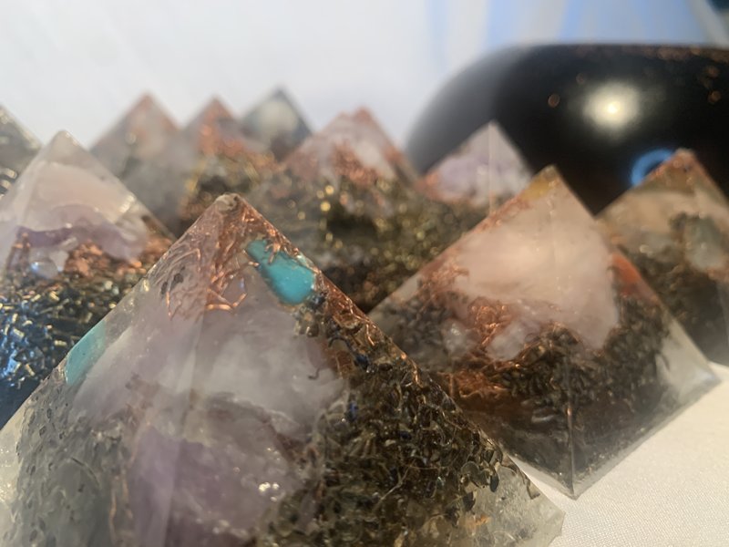 13 piece Orgone set 1 extra large Orgone bunk-r buster and 12 quartz crystal Orgone Energy Pyramids