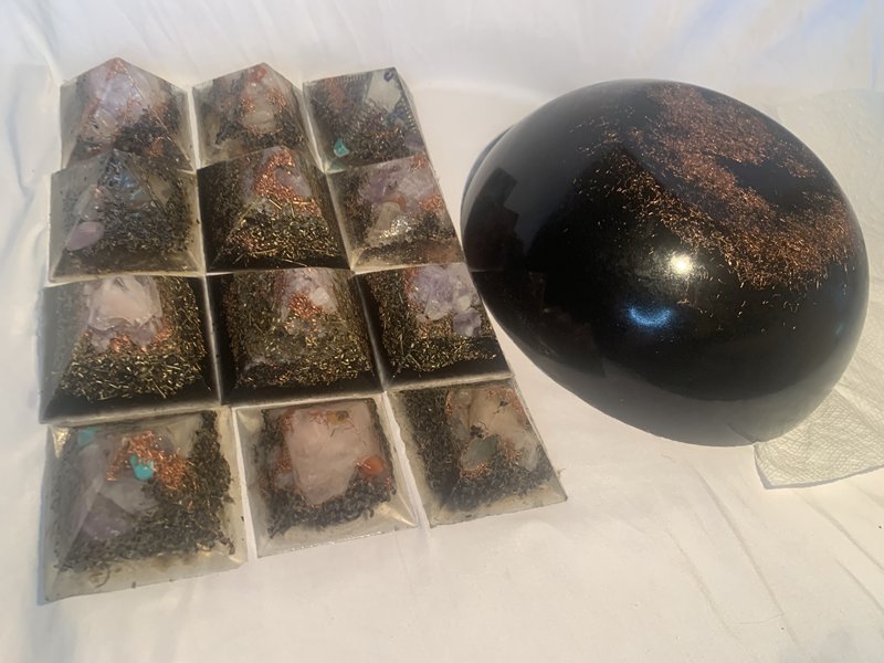 13 piece Orgone set 1 extra large Orgone bunk-r buster and 12 quartz crystal Orgone Energy Pyramids