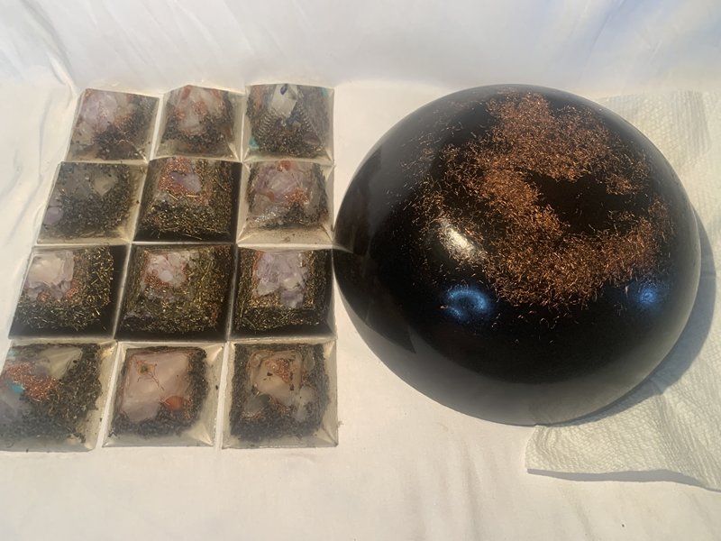 13 piece Orgone set 1 extra large Orgone bunk-r buster and 12 quartz crystal Orgone Energy Pyramids