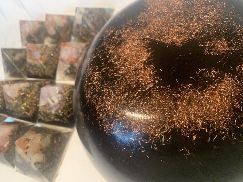 13 piece Orgone set 1 extra large Orgone bunk-r buster and 12 quartz crystal Orgone Energy Pyramids